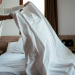 Quels draps choisir quand il fait chaud ? Les erreurs à éviter pour mieux dormir en été