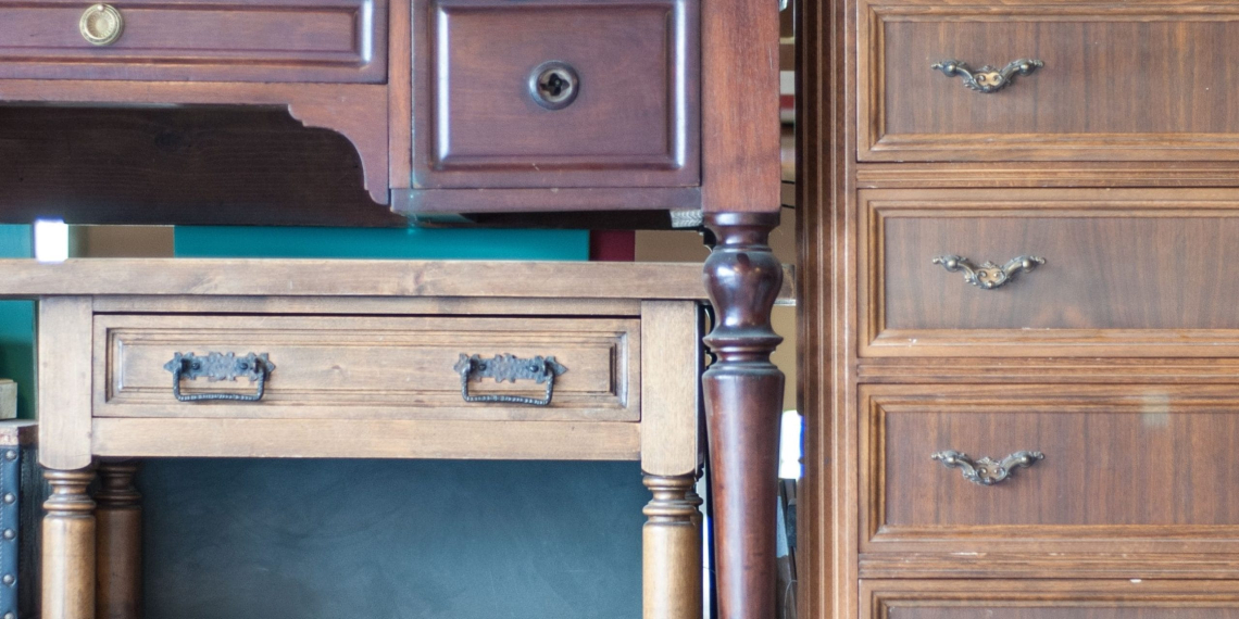 L’astuce naturelle qui redonne vie aux meubles anciens sans les abîmer