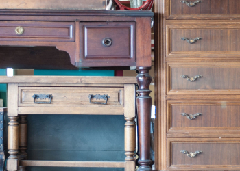 L’astuce naturelle qui redonne vie aux meubles anciens sans les abîmer