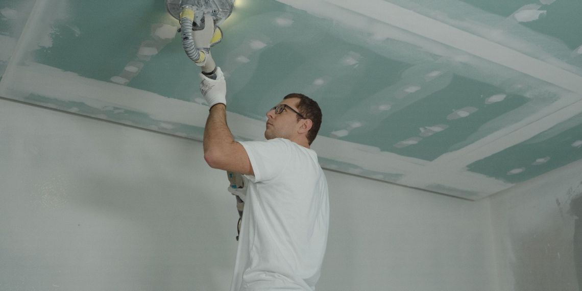 En 2025, les plafonds s’affirment : comment transformer la hauteur en terrain de jeu déco