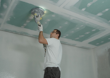 En 2025, les plafonds s’affirment : comment transformer la hauteur en terrain de jeu déco