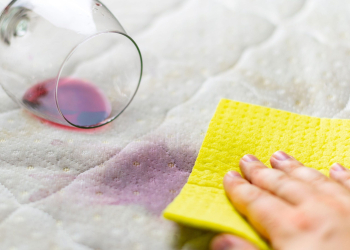 Comment enlever une tache de vin rouge sur un matelas sans l’abîmer ?