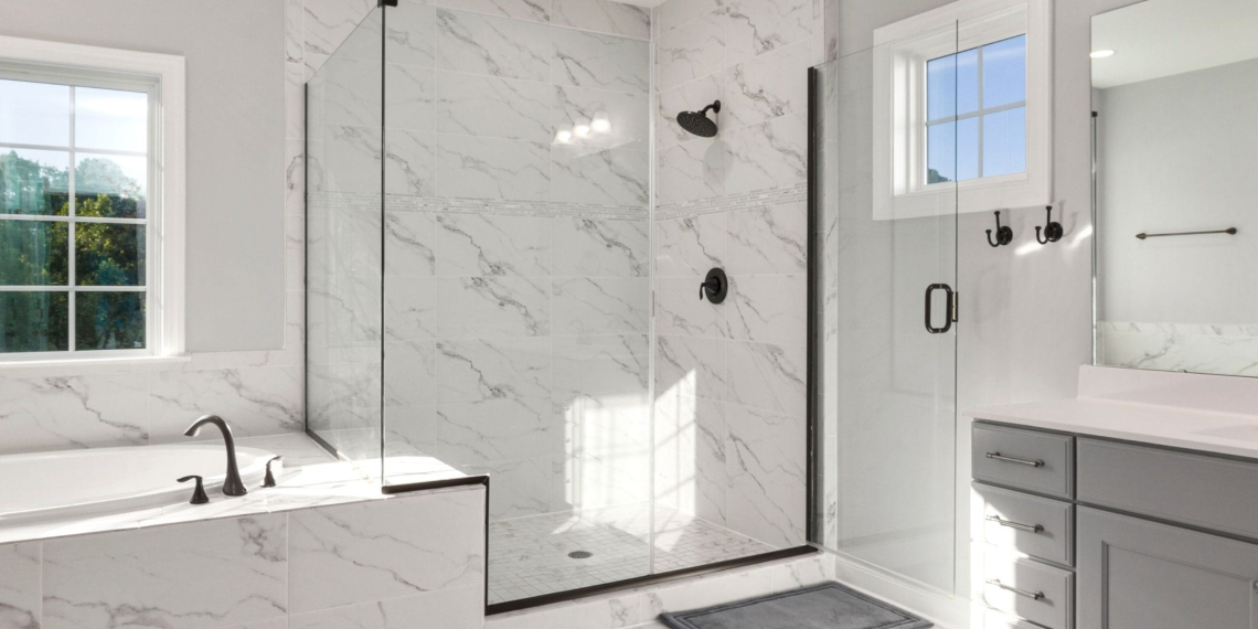 Oubliez le carrelage : cette tendance chic va envahir les salles de bains