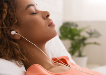 Musique pour s’endormir : bonne ou mauvaise idée ? Voici ce que disent les experts
