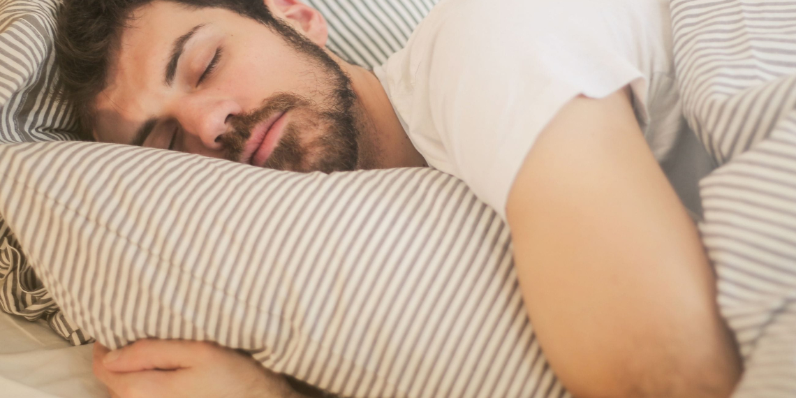 Vous dormez sur le côté ? Sur le ventre ? Voici ce que ça dit de vous