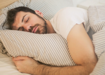 Vous dormez sur le côté ? Sur le ventre ? Voici ce que ça dit de vous