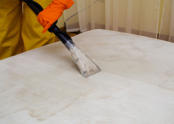 Le nettoyage à la shampouineuse : le secret des matelas impeccables en hôtel