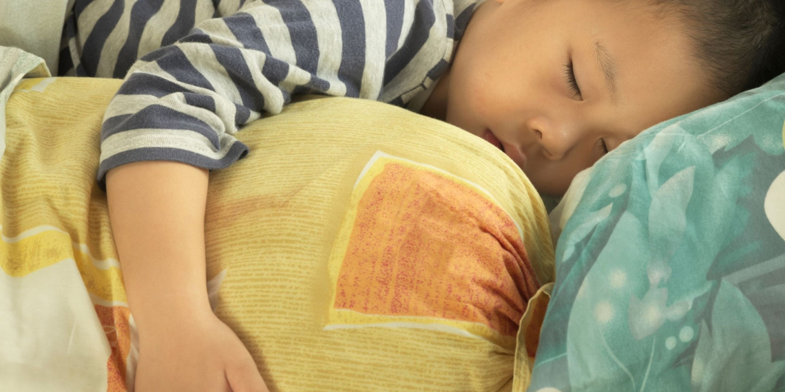 Voici comment choisir l’oreiller parfait pour votre enfant (et éviter les risques)