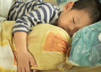 Voici comment choisir l’oreiller parfait pour votre enfant (et éviter les risques)