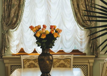 Le grand retour des rideaux vintage : quand la déco pioche dans le passé avec style