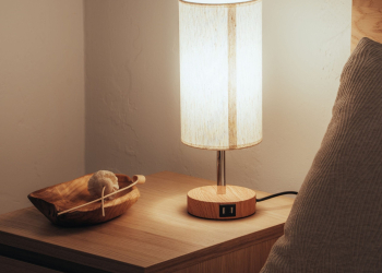 Pourquoi les lampes de chevet disparaissent peu à peu des chambres modernes ?
