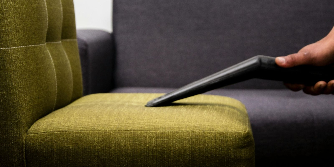 Comment nettoyer son canapé ? guide complet par matériaux