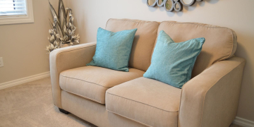 Nettoyer un canapé en tissu au vinaigre blanc et bicarbonate